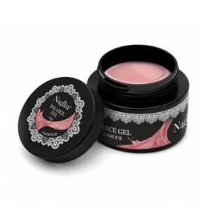 Balance Gel Glamour to samopoziomujący żel budujący UV/LED w pudrowo różowym odcieniu. Służy do budowy, przedłużania i wyrównywania płytki, a jego stonowany kolor sprawdza się w stylizacjach wymagających eleganckich, wyciszonych tonów.