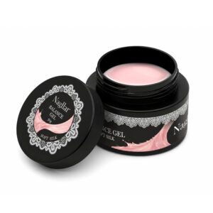 Balance Gel Soft Silk to samopoziomujący żel budujący UV/LED w bardzo jasnym, subtelnym mlecznoróżowym odcieniu. Łączy funkcję budowy, przedłużania i wyrównywania płytki z delikatnym kolorem, który nadaje paznokciom naturalny, zadbany wygląd.